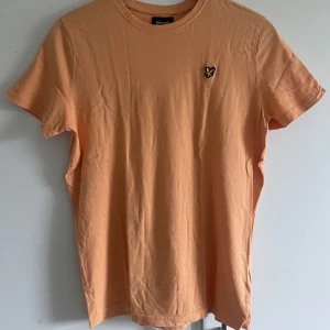 T-shirt  - Orange Lyle & scott T-shirt i storlek 14-15. Mycket bra skick. 
