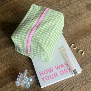 Necessär - L 16 W 12 H 10,5  Handgjord. Grönrutig necessär med rosa dragkedja och innertyg. Dragkedjan har en pärlad spiral. Väskan har råa kanter inuti.   Kommer sälja necessärer på @lilibymoa så dessa är endast tidigare prover jag nu vill bli av med 