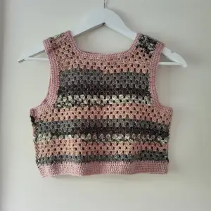 Handstickad väst / croptop 💕 Passar som storlek XS och S💕