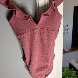 Top - Storlek:Xs men är som en S/M Från:Gina tricot Skick:bra skick! Aldrig använt Använt men i bra skick! 🧸 Postar med PostNord och tar bara emot Swish! Skriv för mer info🩷