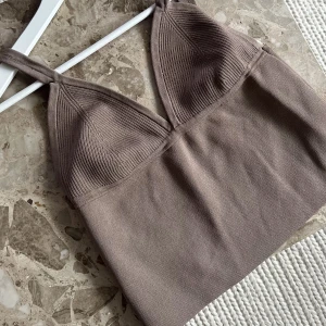 Ribbad top, Zara - Super fin ribbad ”stickad” topp från Zara i en fin beige färg, oanvänd!🫶🏻storlek M men passar S