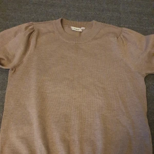 Stickad tunn tröja ifrån Åhléns  - En söt stickad kortärmad tunn tröja ifrån Åhléns. Lite dyrare material märket är saint, skriv om ni är intresserade eller har några frågor