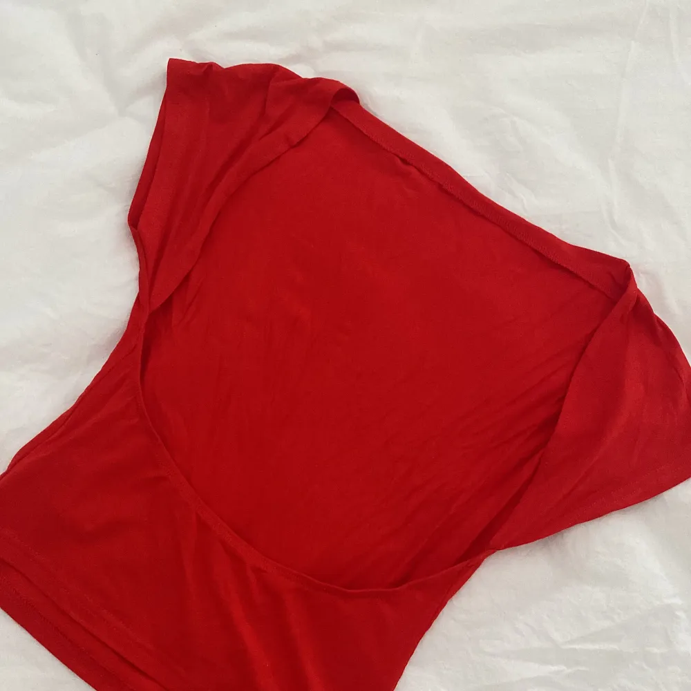 En röd tröja ifrån SHEIN i storlek S med öppen rygg, aldrig använd , sitter sjukt snyggt på men röd passa tyvärr inte mig.. T-shirts.