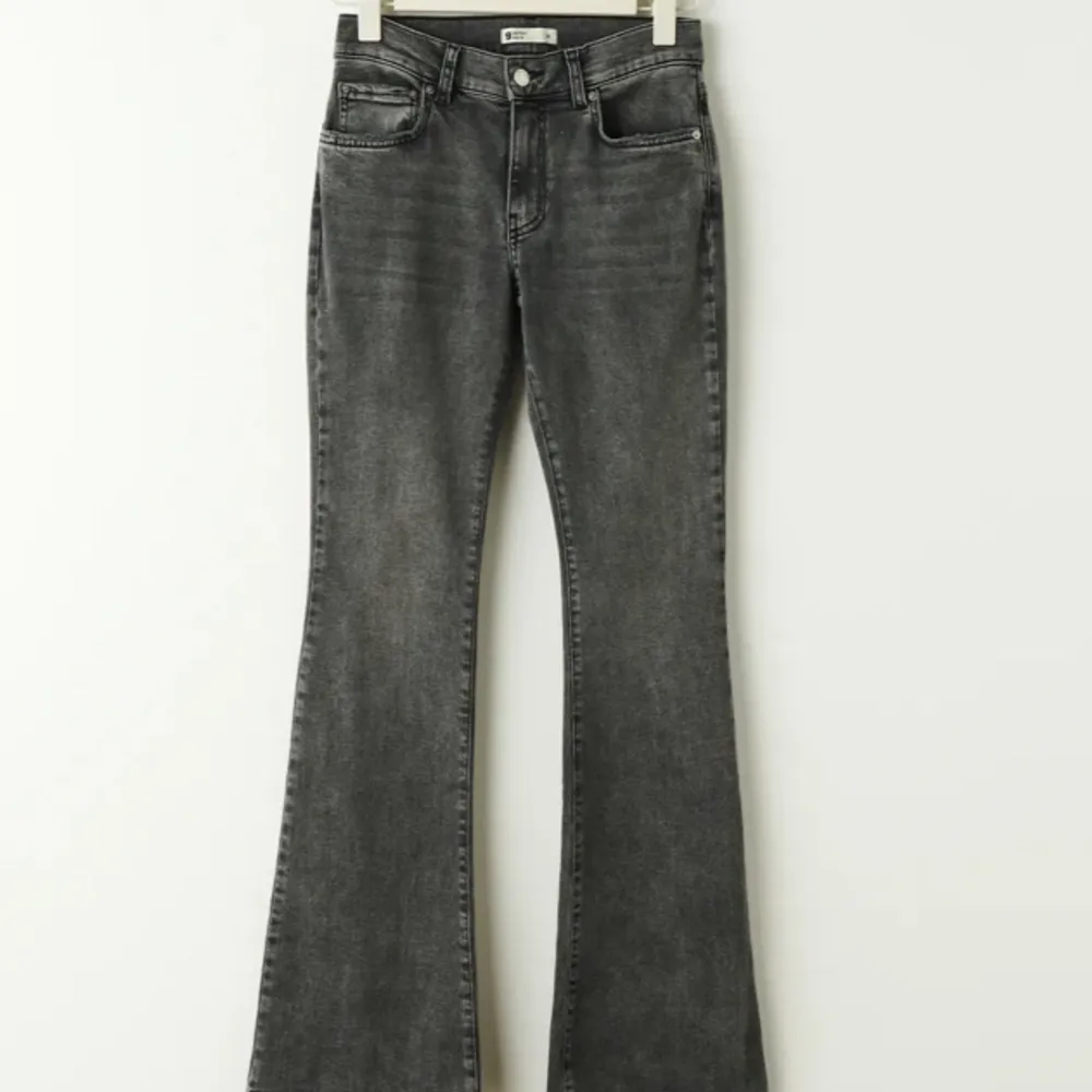 Säljer mina Gina jeans då dom är för stora för mig.💗 Dom är i fint stick och är inte använda så många gånger. Priset kan diskuteras och köparen står för frakten.💕💕. Jeans & Byxor.