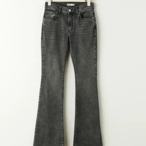 Low waist bootcut jeans - Säljer mina Gina jeans då dom är för stora för mig.💗 Dom är i fint stick och är inte använda så många gånger. Priset kan diskuteras och köparen står för frakten.💕💕