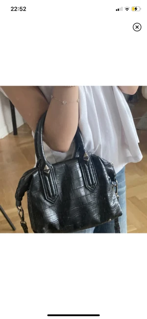 Zara väska  - Säljs inte längre. Nyskick. Första bilden är lånad från en tjej här på Plick. 