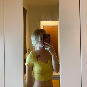 Gul T-shirt - Jättefin gul t-shirt, aldrig använd.