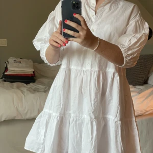 Klänning - Superfin vit skjortklänning som tyvärr aldrig kommit till användning, i storlek S från monki med prislappen kvar🥰 fungerar till både vardags men även fest