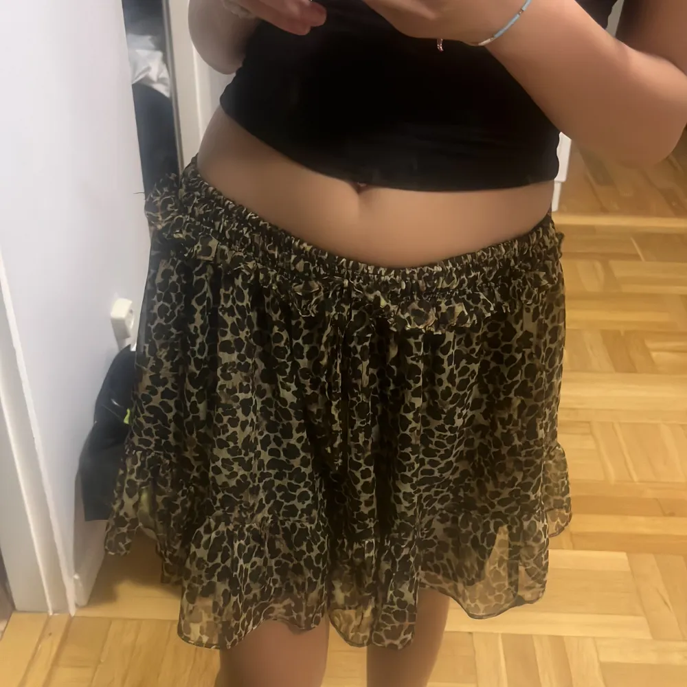 Leopard kjol från zara. Med byxor i kjolen. Inga fläckar eller sönder nånstans. Köpare står för frakt💕. Kjolar.