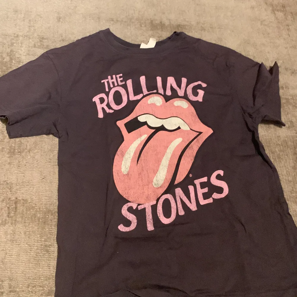 Hm T-shirt med Rolling Stones tryck på Sparsamt använd men ser lite sliten ut pga trycket. T-shirts.