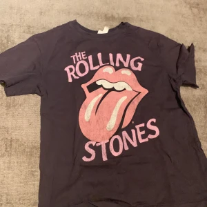 Rolling Stones T-shirt  - Hm T-shirt med Rolling Stones tryck på Sparsamt använd men ser lite sliten ut pga trycket