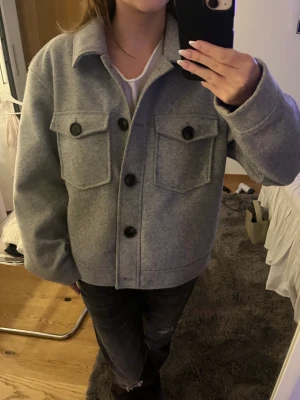 Grå kappa  - Grå kappa från vero Moda, köpt förra hösten och använd några få gånger. Är i storlek L men jag är vanligtvis en S 