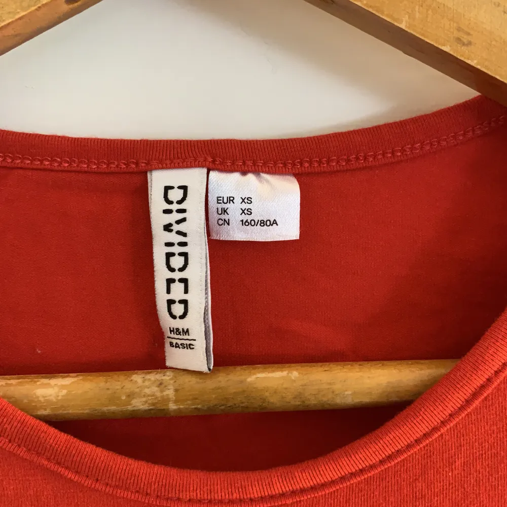 Fin röd långärmade tröja från H&M med detaljer på ärmarna och magen. Storlek xs men passar även en s. Fint skick.. Toppar.