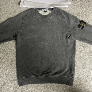 Stone Island Stentvätt - Stentvättad tröja från Stone island i storlek small. Tröjan har använts sparsamt och har inga tecken på användning. Köpt på Stone Islands hemsida, finns kvitto och qr-kod