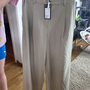 Weekday  - Kostymbyxor från Weekday. Storlek 40. Aldrig använda. Har två exakt likadana par.