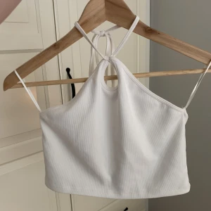 topp - gullig knyt topp från zara i bra skick!🤍är i storlek M men passar mig bra som brukar ha xs/s💗kontakta mig om du har frågor