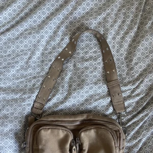 Beige väska - Väska från Gina tricot, aldrig använd💓 Går att ändra axelband (bild 2). Köpare står för frakt🫶