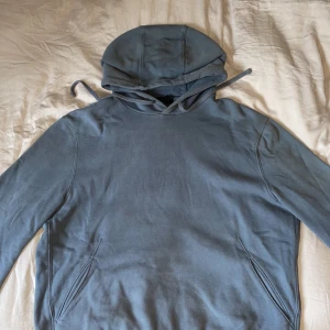 Cos hoodie - Hoodie från Cos, strlk S men har krympt i tvätten. Cond 5/10, krympt i tvätten och försökt dra ut den igen utan vidare resultat.