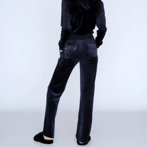 Juicy Couture mjukisar - Säljer mina snygga juicy Couture byxor i färgen del ray velour pant, dom är i bra skick förutom att en plupp har lossnat på snöret (sista bilden), kan även tänka mig att byta till nån annan färg i samma stl.  skriv för egna bilder🤍