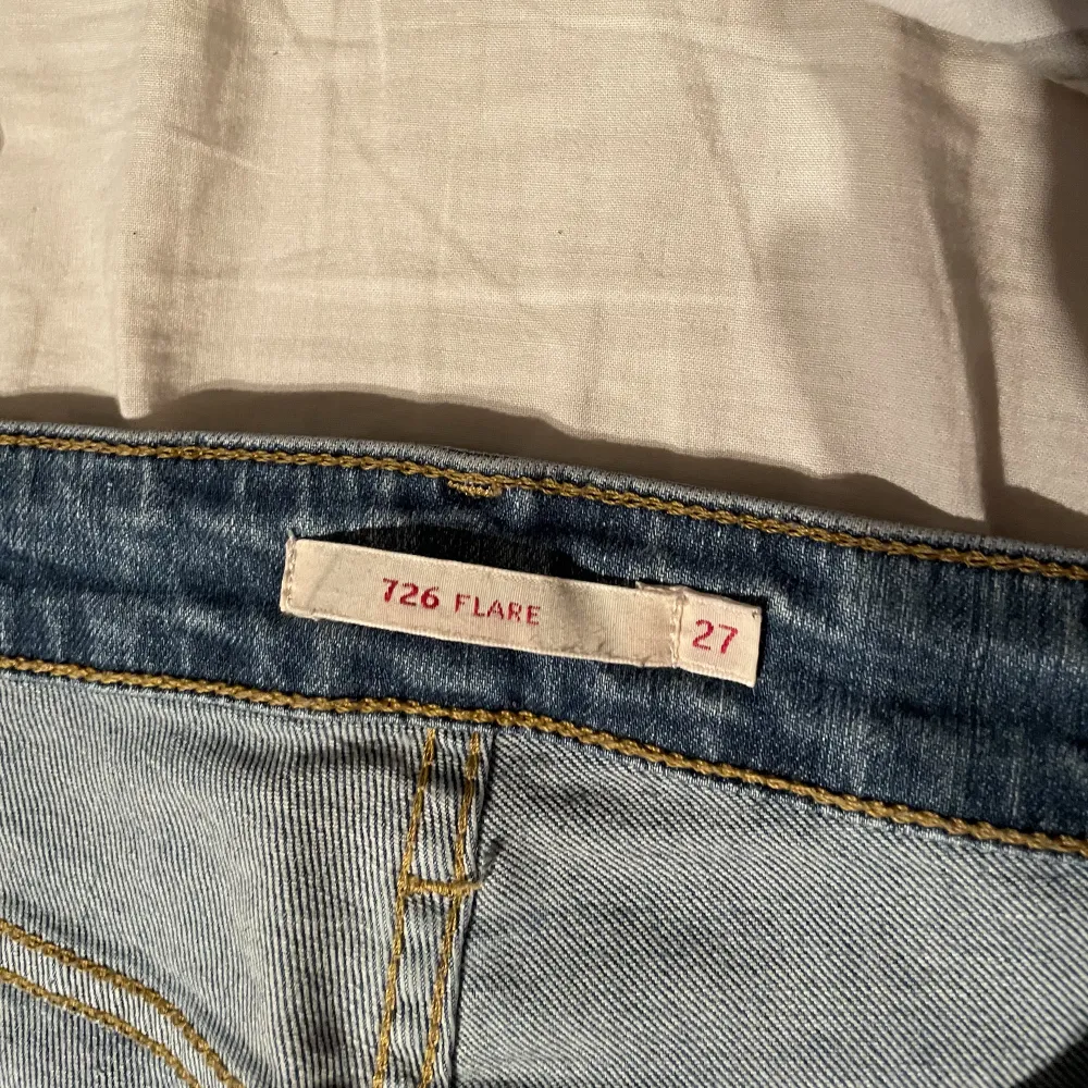 Säljer mina Levis jeans då dem inte kommer till användning. Använda väldigt få gånger, så nyskick🥰 Storlek 27 (stretchiga) Mid waist  Jag är 172 cm☺️ . Jeans & Byxor.