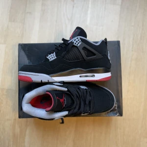Jordan 4 Bred - Jordan 4 Bred i perfekt skick. Har bara använt en gång. Storlek 42,5. Du får även med lådan som skorna kom i. Jag säljer dessa skor för att jag aldrig använder dem. Pris är inte bestämt och kan diskuteras
