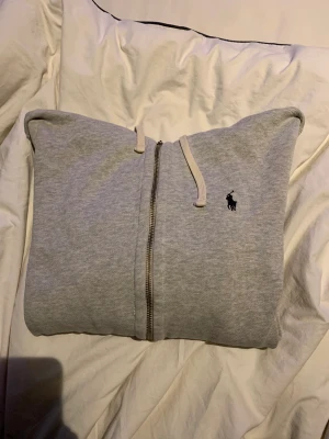 ralph lauren tröja  - tröja från ralph lauren, dragkedjan åker ner av sig själv ibland och det finns en fläck på insidan där bak som inte går bort ( se bild 3) men det är inget som syns utifrån men därav det billiga priset 