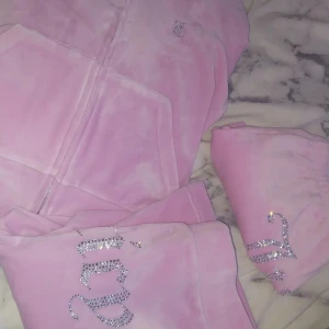 Juicy couture 💕 - Helt nya man får med både tröja byxor och shorts finns lappar kvar på plaggen inga märken eller skador skriv om före bilder 💕