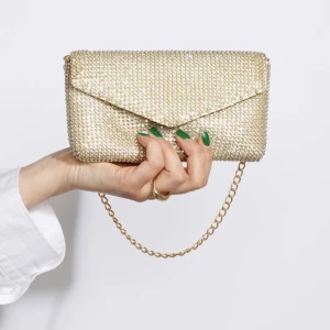 Balväska / strassväska - Väskan är endast använd en gång till min bal. Skicket på väskan är som ny, inga defekter. Köpt på Glitter✨ Mått: längd 19cm Bredd: 10,5cm Djup: ca 2cm. Axelremmen medföljs, remmen är även antagningsbar. Kom med ett rimligt prisförslag (ej under 200kr)🌸🤍 