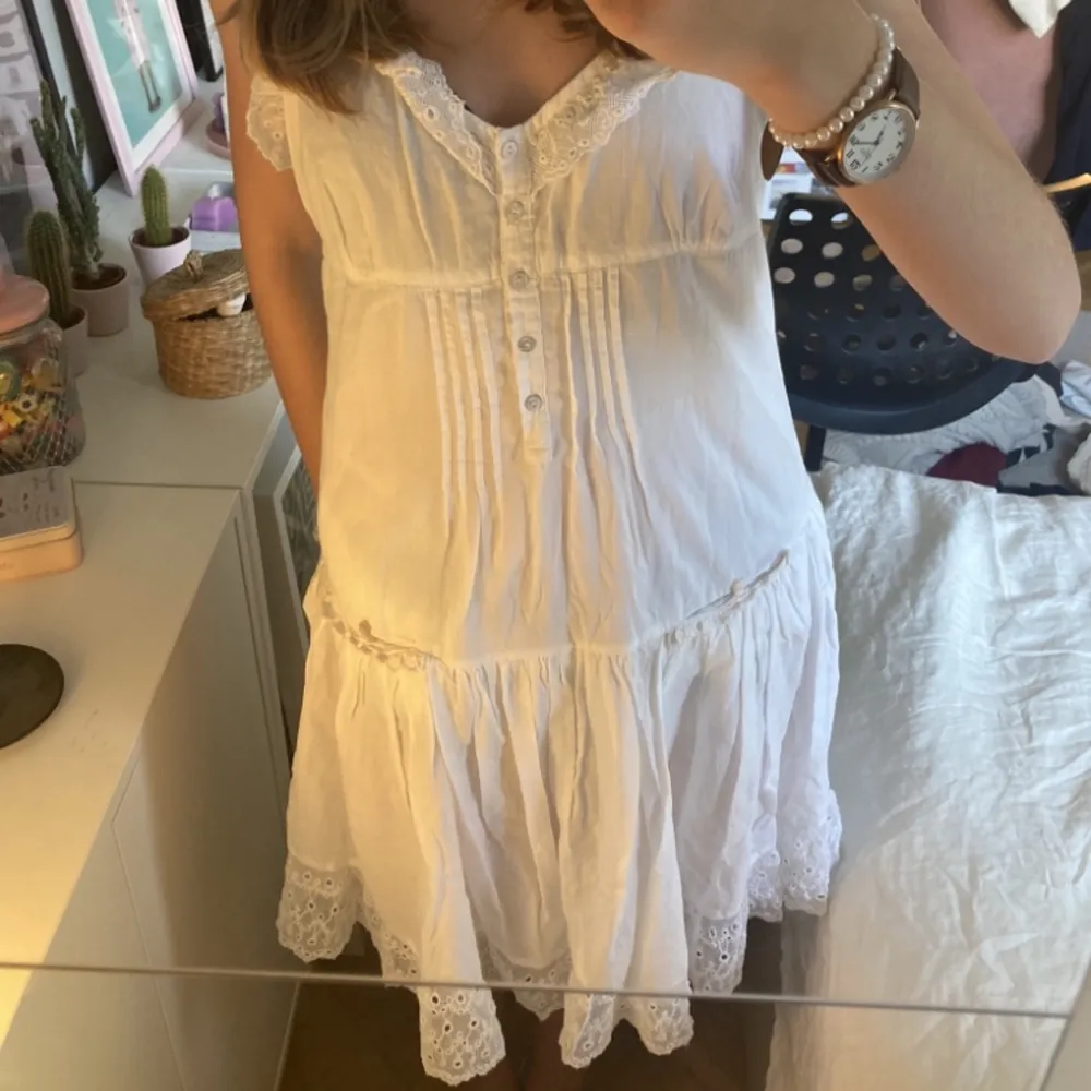 Säljer en vit, kort klänning med fina detaljer! Från Zara men köpt second hand, jag har aldrig använt den och den ser ut att vara som ny❤️vid frågor är det bara att skriva ett meddelande privat. . Klänningar.