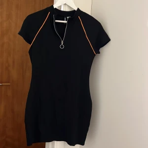 Kort klänning - Kortare klänning från H&M med mindre polokrage och dragkedja, endast använd ett fåtal gånger. Storlek 42 men sitter både åt bra och är väldigt stretchig funkar troligtvis för ett par storlekar över/under också.