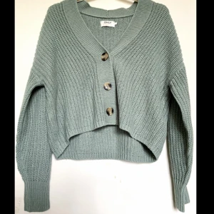 Cardigan - Från: Nelly Grön stickad cardigan Nypris: 300kr Säljer för att jag inte passar i färgen, använd ca 1 gång, inga fläckar eller liknande, nyskick. 