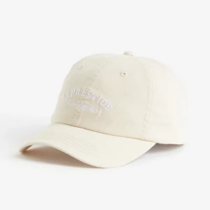 Keps - Från H&M Namn: bomullskeps med broderi Färg: ljusbeige Nypris: 149kr Säljer för att jag inte gillade färgen på mig, aldrig använd. 
