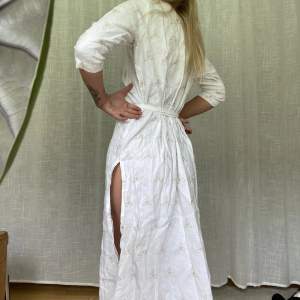 Unik vintage klänning, det långa bandet skapar möjlighet att passa 1+ 1- storlek.   Jag är vanligtvis storlek s, 164cm lång 💌