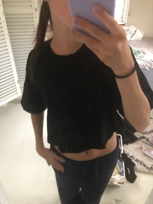 Croppad tshirt - En croppad T-shirt från hm! Storlek xxs, fint skick!  Köparen står för frakten💖