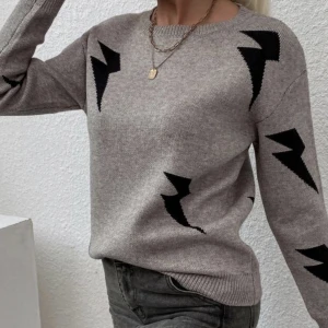 Blixt tröja  - Tröja med blixtar i jätte fin färg. Bra skick och endast använd en gång. Hör av er vid frågor.