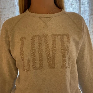 Tröja  - Jättesnygg tröja från Zadig&Voltaire som knappt är använd. Text: LOVE står med små diamantstenar. Storlek står ej, men skulle säga S. Köparen står för frakten. Använd gärna köp nu funktionen. Skriv till mig för frågor eller funderingar. 