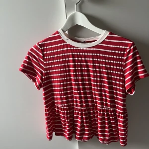 Volang topp - Fin randig volangtopp Endast använd ett fåtal gånger så fint skick Kolla gärna in min profil då jag säljer av massa saker, paketpris kan ordnas☺️