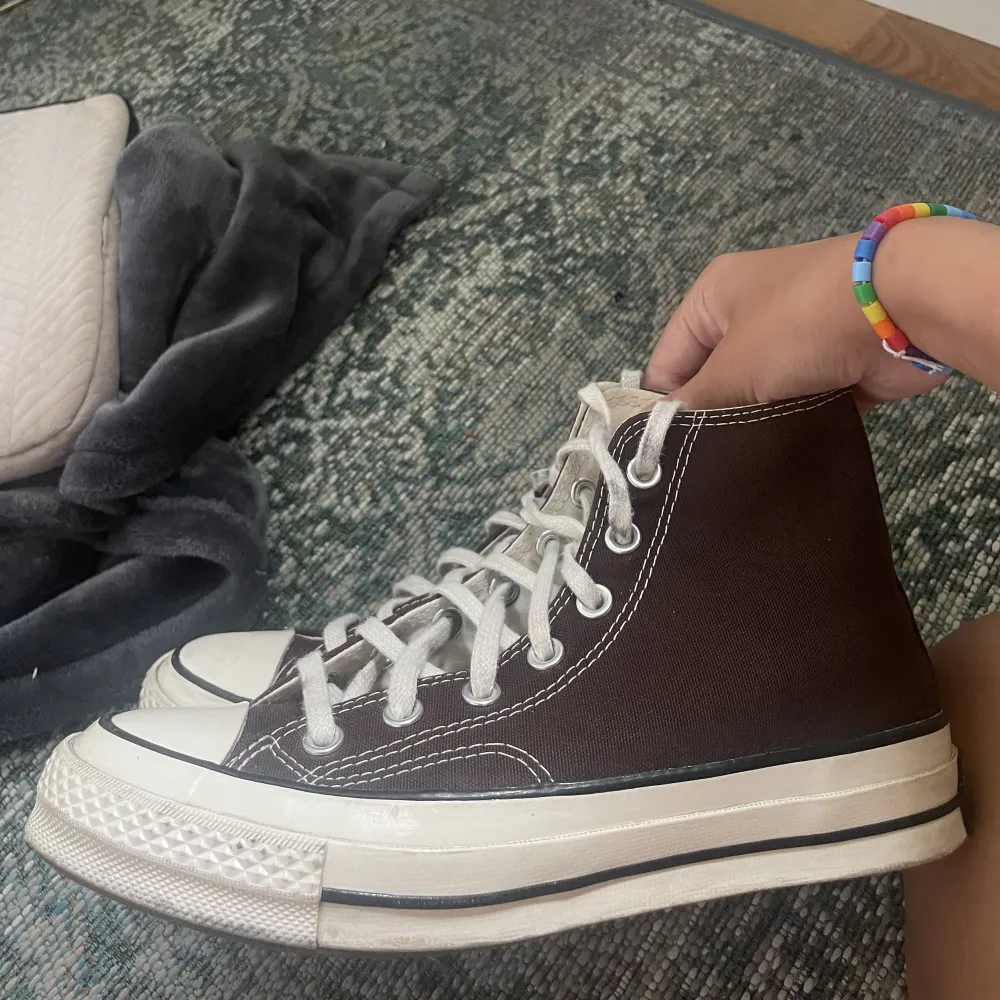 Säljer mina Converse (chuck 70 hi) i färgen brun. storlek 37,5. Dom är använda Max 5 gånger och jag säljer för att dom är för stora för mig och kommer därmed inte till användning😊 De var även väldigt svåra att få tag på!!  Är öppen för andra pris förslag.. Skor.