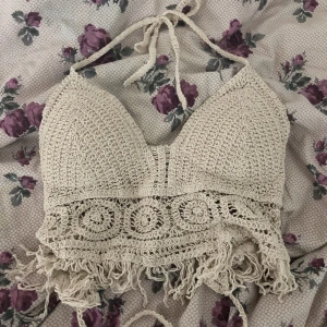 Crochet top - Säljer denna toppen som inte är till användning längre, köpte den i Thailand. Man kan knyta den vid nacken och ryggen. Den passar nog för folk som har storlek S och M och ksk XS