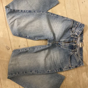 Lågmidjade jeans - Säljer dessa supersnygga lågmidjade jeans då de är lite för små i midjan på mig. Bra skick och sparsamt använda💗 