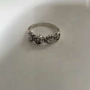 Silverring  - Silverring i zinc legering som har diametern 1,8 cm. Det går att lösa samfrakt. Köp gärna med köp nu!