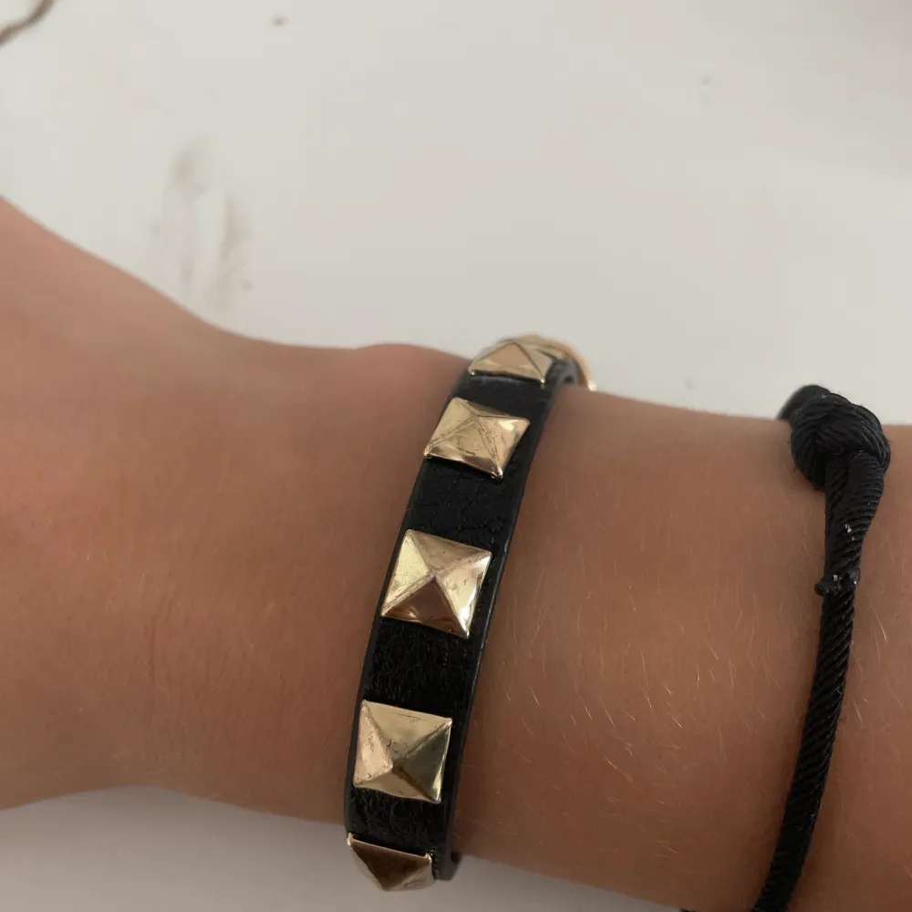 Säljer detta fake valentino armband som jag fått i julklapp ett tag sedan! Lite sliten annars är den väldigt fin❤️❤️. Accessoarer.