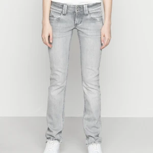 Lågmidjade Jeans - Säljer mina Pepe jeans eftersom att de inte kommer till så mycket användning💓 Använda men i väldigt bra skick, köptes för 879kr på Zalando förra hösten, pris kan diskuteras