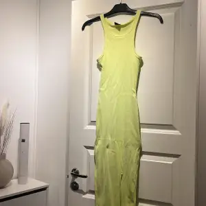 Tajt limegrön klänning med slits