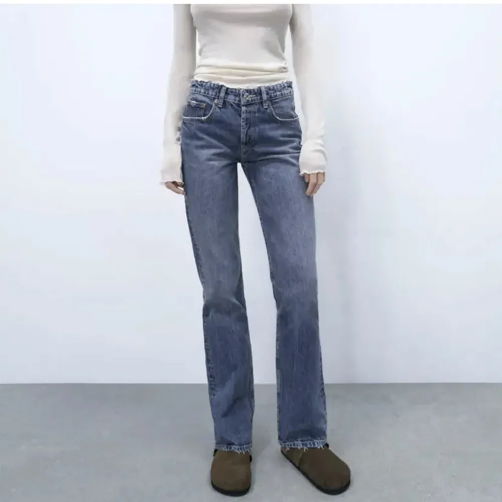 Fina midrise jeans från zara i bra skick! Säljer då de inte används längre. Köpta för 359kr, säljer för 100kr💞Sista bilden är egen! SÄLJER ÄVEN SAMMA I SVART. Jeans & Byxor.