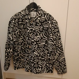 Polar Skate Co denimjacka - Denimjacka från Polar Skate Co. Nyskick (använd vid 1 tilfälle) Storlek: XL