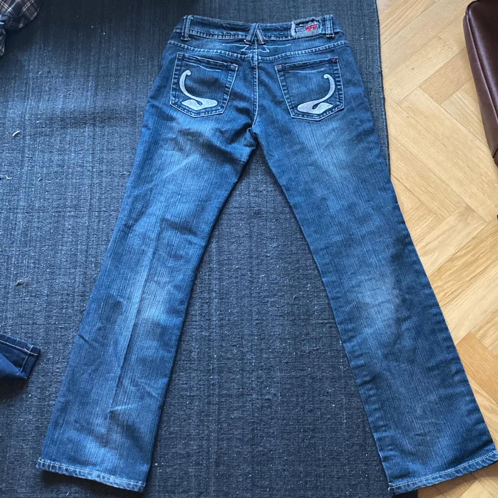Lågmidjade och utsvängda jeans.  Har tyvärr växt ur dem och måste sälja. Är ca 170-171 lång och de är perfekt långa. . Jeans & Byxor.