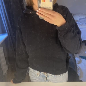 Huvtröja  - Fin svart Huvtröja som inte kommer till användning längre. Använd ca 10 gånger men är i väldigt bra skick.