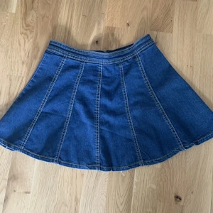 Kjol - Mini jeans kjol, står ingen storlek men själv har jag oftast xs/s.