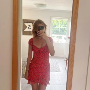 Klänning - Rosa blommig klänning. Hyfsat ny